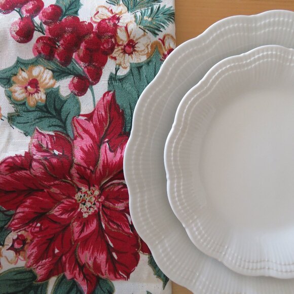 Set of 8 Cloth Vintage Napkins With Poinsettia And Berry Design - Picture 1 of 3